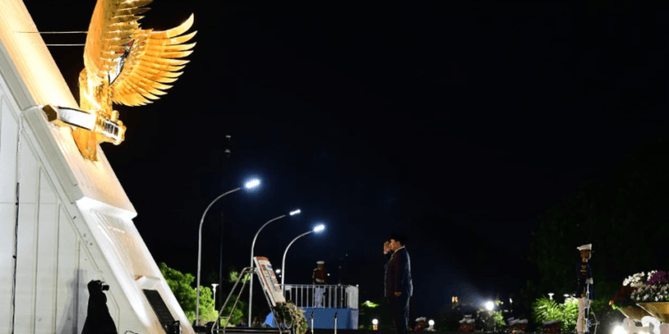 Presiden Prabowo Subianto memimpin upacara ziarah nasional dan renungan suci dalam rangka memperingati Hari Pahlawan Tahun 2025 di TMPNU Kalibata, Jakarta, pada Senin, 10 November 2025.(Presidenri)