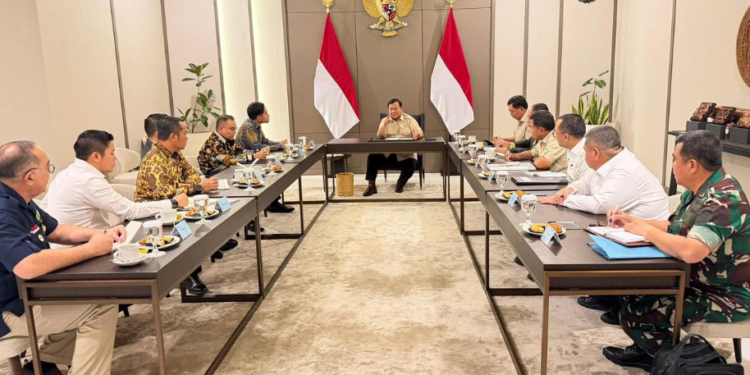 Presiden Prabowo Subianto menggelar rapat khusus di Pangkalan Udara Halim Perdanakusuma, Jakarta, pada Selasa, 11 November 2025.(Presidenri)