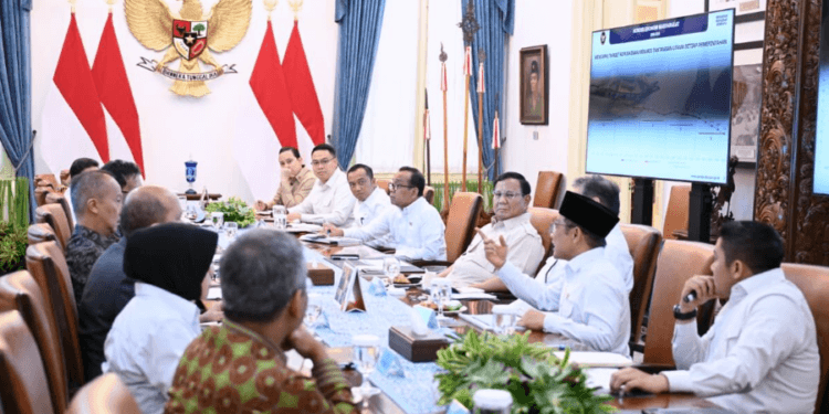 Presiden Prabowo Subianto menggelar rapat terbatas bersama sejumlah menteri Kabinet Merah Putih di Istana Merdeka, Jakarta, pada Rabu, 5 November 2025.(Presidenri)
