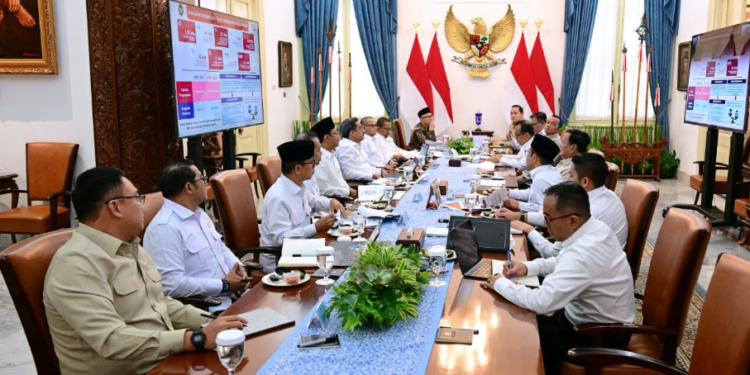 Presiden Prabowo Subianto menggelar rapat terbatas dengan sejumlah menteri Kabinet Merah Putih di Istana Merdeka, Jakarta, pada Selasa, 4 November 2025.(Presidenri)
