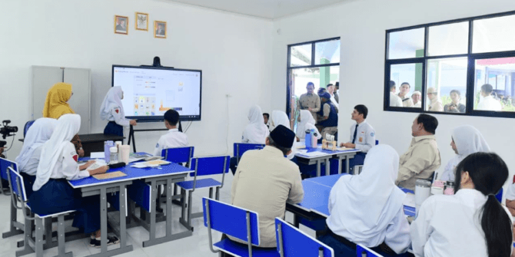 Presiden Prabowo Subianto meninjau pemanfaatan perangkat papan interaktif digital (PID)dalam proses pembelajaran di SMPN 4 Kota Bekasi, pada Senin, 17 November 2025.(Presidenri)