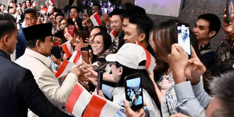 Presiden Prabowo Subianto menyapa diaspora Indonesia di hotel tempat bermalam di Sydney, Australia, pada Selasa, 11 November 2025.(Presidenri)