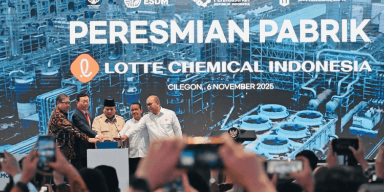 Presiden Prabowo Subianto meresmikan pabrik Lotte Chemical Indonesia (LCI) di Kota Cilegon, Provinsi Banten, pada Kamis, 6 November 2025.(Presidenri)