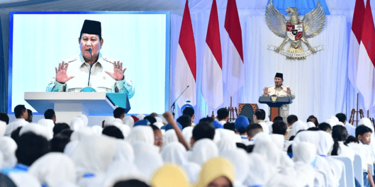 Presiden Prabowo Subianto secara resmi meluncurkan Program Digitalisasi Pembelajaran untuk Indonesia Cerdas dalam sebuah acara yang digelar terpusat di SMP Negeri 4 Kota Bekasi, pada Senin, 17 November 2025.(Presidenri)