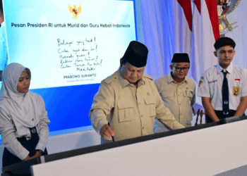 Presiden Prabowo Disambut Meriah di SMPN 4 Bekasi: Guru dan Siswa Antusias Lakukan Program Digitalisasi Pendidikan