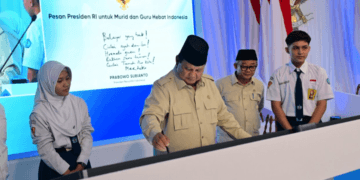 Presiden Prabowo Disambut Meriah di SMPN 4 Bekasi: Guru dan Siswa Antusias Lakukan Program Digitalisasi Pendidikan