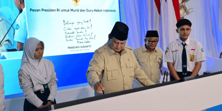 Presiden Prabowo Subianto secara resmi meluncurkan Program Digitalisasi Pembelajaran untuk Indonesia Cerdas dalam sebuah acara yang digelar terpusat di SMP Negeri 4 Kota Bekasi, pada Senin, 17 November 2025.(Presidenri)