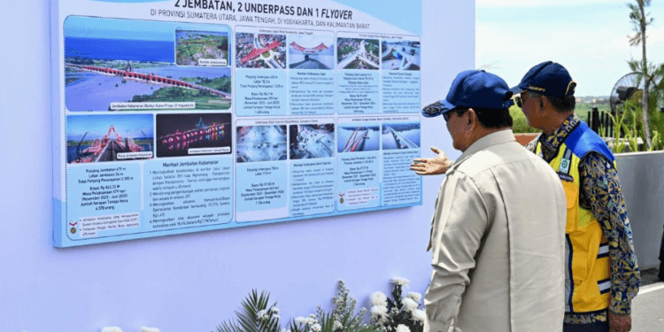 Presiden Prabowo meninjau display panel saat sebelum peresmian Jembatan Kabanaran dan 4 Infrastruktur secara Hybrid di Jembatan Kabanaran, Kabupaten Bantul, Provinsi Daerah Istimewa Yogyakarta, pada Rabu, 19 November 2025.(Presidenri)