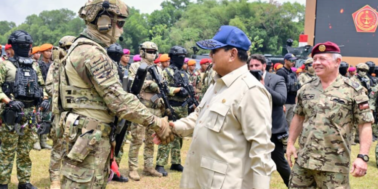 Presiden RI Prabowo Subianto dan Raja Kerajaan Yordania Hasyimiah, Raja Abdullah II ibn Al Hussein, menyaksikan langsung demonstrasi kemampuan drone kolaborasi TNI dan Angkatan Bersenjata Yordania di Lapangan Tembak Djamsuri AU, Halim Perdanakusuma, Jakarta, Sabtu (15/11/2025).(Presidenri)