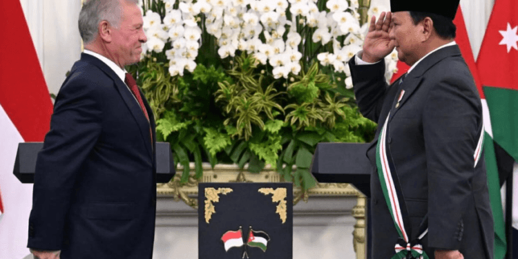 Presiden RI Prabowo Subianto menerima penghargaan “The Bejewelled Grand Cordon of Al Nahda” dari Raja Kerajaan Yordania Hasyimiah, Raja Abdullah II ibn Al Hussein, di Istana Merdeka, Jakarta, Jumat (14/11/2025).(Presidenri)