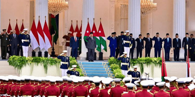 Presiden RI Prabowo Subianto menyambut kedatangan Raja Kerajaan Yordania Hasyimiah, Raja Abdullah II ibn Al Hussein, dalam upacara kenegaraan pada Jumat sore (14/11/2025).(Presidenri)