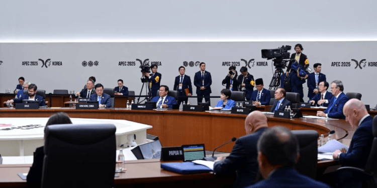 Presiden RI Prabowo Subianto menyampaikan national speech pada APEC Economic Leaders’ Meeting (AELM) sesi ke-2 di Hwabaek International Convention Centre (HICO), Gyeongju, Republik Korea, pada Sabtu, 1 November 2025.(Presidenri)