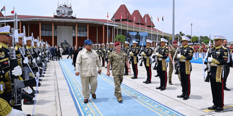 Presiden RI Prabowo Subianto, secara langsung mengantar keberangkatan Raja Kerajaan Yordania Hasyimiah, Raja Abdullah II ibn Al Hussein ke Pangkalan TNI AU (Lanud) Halim Perdanakusuma, Jakarta, Sabtu (15/11/2025).(Presidenri)