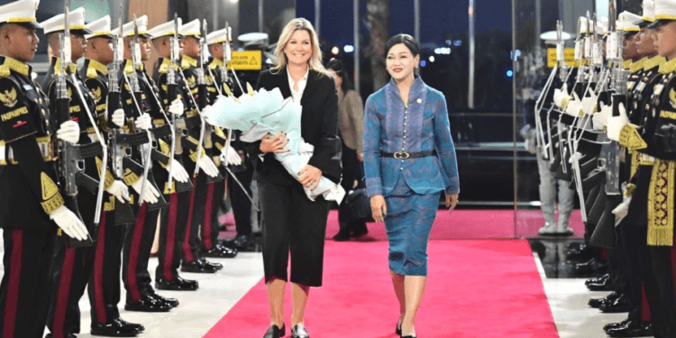 Ratu Máxima dari Belanda tiba di Bandara Internasional Soekarno-Hatta, Tangerang, Provinsi Banten, Senin malam (24/10/2025).(Presidenri)