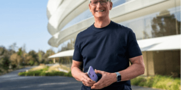 Tim Cook Tetap Pimpin Apple hingga 2026? Gurman Bantah Rumor Pergantian CEO yang Dianggap Prematur