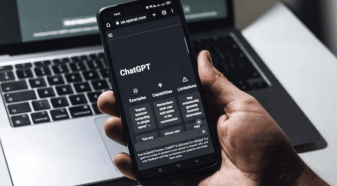 Ilustrasi ChatGPT di ponsel.(Giz)