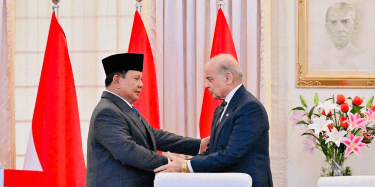 Presiden Prabowo Subianto dan PM Pakistan Shehbaz Sharif bersalaman usai menyampaikan pernyataan pers bersama di kediaman resmi Perdana Menteri, Islamabad, pada Selasa, 9 Desember 2025.(Presidenri)