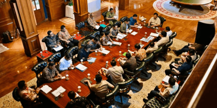 Presiden Prabowo Subianto memanggil sejumlah Menteri Kabinet Merah Putih ke kediaman pribadinya di Hambalang, Bogor, pada Minggu, 14 Desember 2025.(Presidenri)