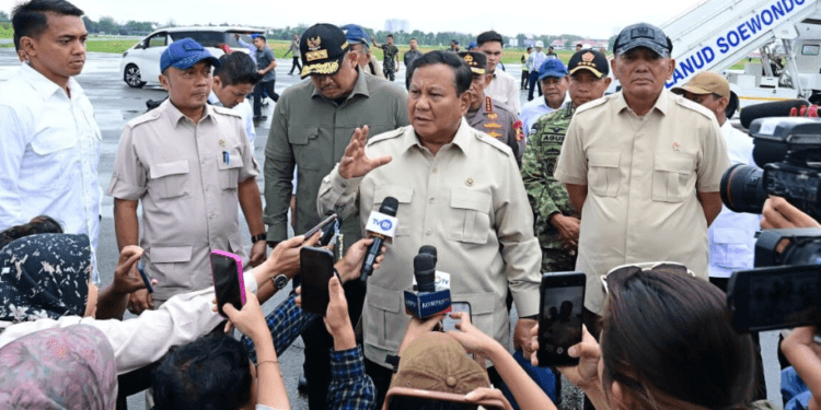 Presiden Prabowo Subianto memberikan keterangannya kepada awak media di Pangkalan TNI AU Soewondo, Kota Medan, Provinsi Sumatra Utara, pada Sabtu, 13 Desember 2025.(Presidenri)