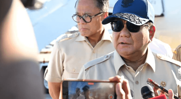 Presiden Prabowo Subianto memberikan keterangannya pers usai menuntaskan rangkaian kunjungan di Sumatra Utara, Aceh, dan Sumatra Barat, Senin, 1 Desember 2025.(Presidenri)