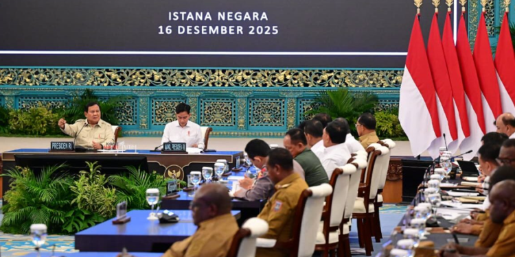 Presiden Prabowo Subianto memberikan pengarahan kepada Kepala Daerah se-Papua serta Komite Eksekutif Percepatan Pembangunan Otonomi Khusus Papua di Istana Negara, Jakarta, pada Selasa, 16 Desember 2025.(Presidenri)