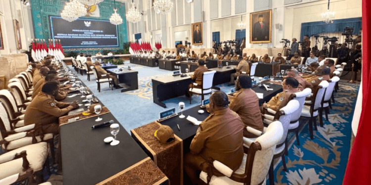 Presiden Prabowo Subianto memberikan pengarahan kepada Kepala Daerah se-Papua serta Komite Eksekutif Percepatan Pembangunan Otonomi Khusus Papua di Istana Negara, Jakarta, pada Selasa, 16 Desember 2025.(Presidenri)