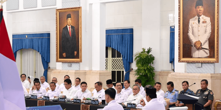 Presiden Prabowo Subianto memimpin Sidang Kabinet Paripurna (SKP) yang digelar di Istana Negara, Jakarta, pada Senin, 15 Desember 2025.(Presidenri)