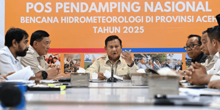 Presiden Prabowo Subianto memimpin ratas mengenai penanganan dan pemulihan bencana yang melanda Aceh, Sumatra Utara dan Sumatra Barat di di Pos Pendamping Nasional Penanganan Bencana Alam Aceh yang berlokasi di Pangkalan TNI AU Sultan Iskandar Muda, Aceh Besar, pada Minggu, 7 Desember 2025.(Presidenri)