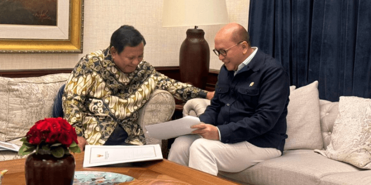 Presiden Prabowo Subianto menerima Menteri Investasi dan Hilirisasi sekaligus BPI Danantara Rosan Perkasa Roeslani, di kediaman pribadinya, Kertanegara, Jakarta, pada Sabtu malam, 27 Desember 2025.(Presidenri)