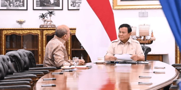 Presiden Prabowo Subianto menerima laporan perkembangan rencana pembangunan Kampung Haji Indonesia di Makkah dari Menteri Investasi/Kepala BKPM yang juga Kepala Badan Pengelola Investasi (BPI) Danantara, Rosan Roeslani, di Istana Merdeka, Jakarta, pada Rabu, 17 Desember 2025.(Presidenri)