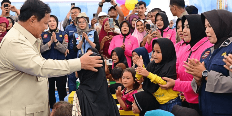 Presiden Prabowo Subianto mengunjungi lokasi terdampak bencana di Posko Pengungsi di SD Negeri 05 Kayu Pasak Palembayan, Kabupaten Agam, Sumatra Barat, pada Kamis, 18 Desember 2025.(Presidenri)