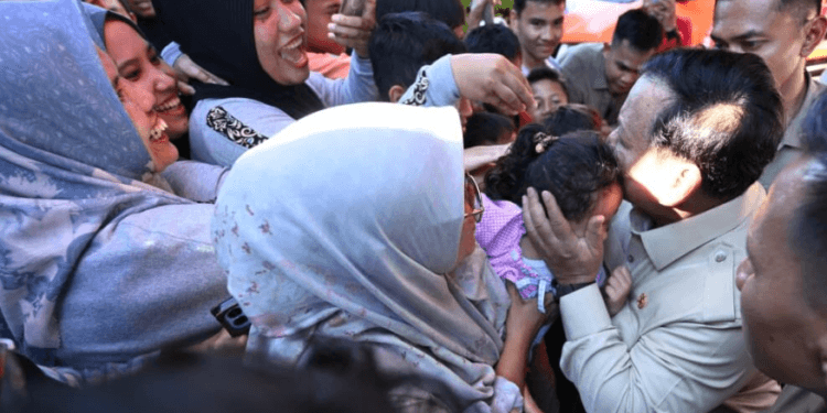 Presiden Prabowo Subianto meninjau langsung posko pengungsian di Perumahan Kasai Permai, Kabupaten Padang Pariaman, Provinsi Sumatra Barat, pada Senin, 1 Desember 2025.(Presidenri)