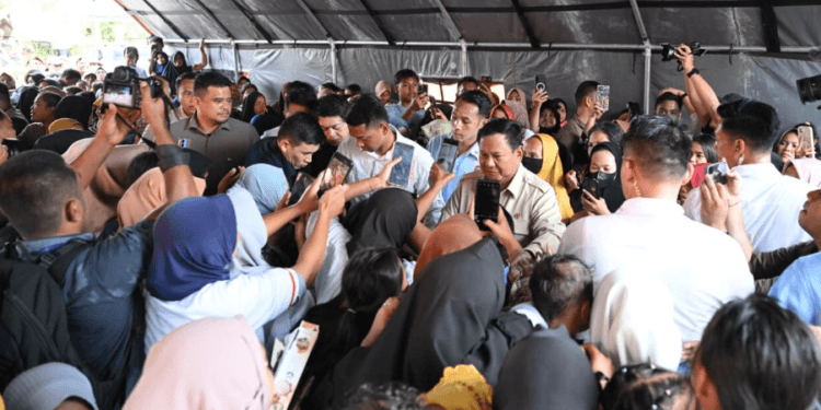 Presiden Prabowo Subianto meninjau langsung posko pengungsian warga terdampak banjir di Madrasah Aliyah Negeri (MAN) 1 Langkat, Kabupaten Langkat, Provinsi Sumatra Utara, pada Sabtu, 13 Desember 2025.(Presidenri)