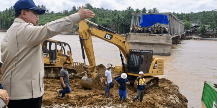 Presiden Prabowo Subianto meninjau pembangunan Jembatan Bailey Teupin Mane, ruas vital penghubung Bireuen-Takengon di Kabupaten Bireuen, Provinsi Aceh, Minggu, 7 Desember 2025.(Presidenri)