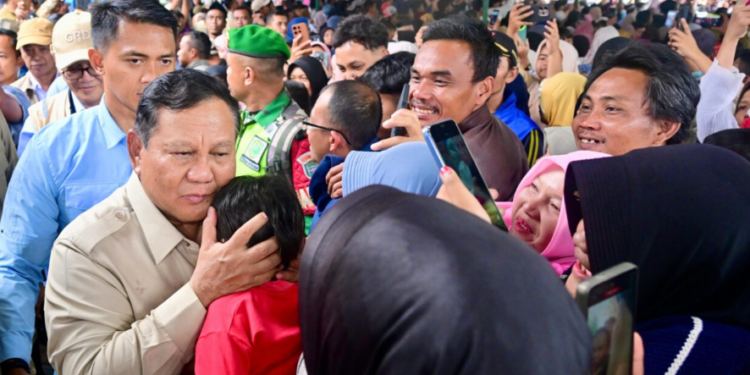 Presiden Prabowo Subianto meninjau wilayah terdampak bencana di SMPN 2 Wih Pesam, Kabupaten Bener Meriah, pada Jumat, 12 Desember 2025.(Presidenri)