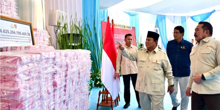 Presiden Prabowo Subianto menyaksikan penyerahan laporan capaian hasil Satgas PKH dan penyelamatan keuangan negara tahun 2025 yang digelar di Gedung Utama Kompleks Kejahung RI, Jakarta, pada Rabu, 24 Desember 2025.(Presidenri)