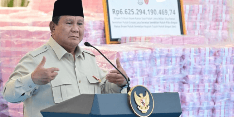 Presiden Prabowo Subianto menghadiri penyerahan laporan capaian hasil Satgas PKH dan penyelamatan keuangan negara tahun 2025 yang digelar di Gedung Utama Kompleks Kejahung RI, Jakarta, pada Rabu, 24 Desember 2025.(Presidenri)