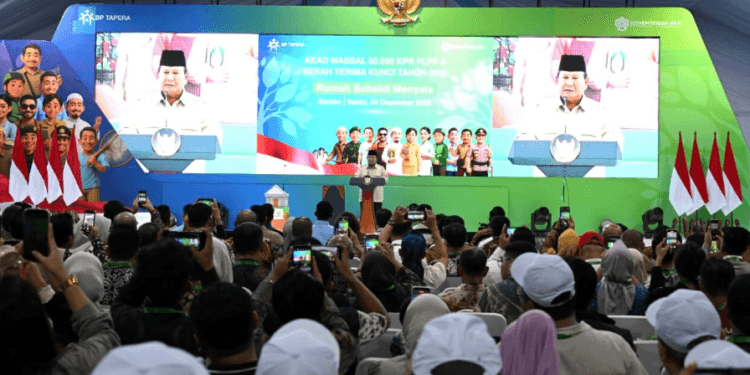 Presiden Prabowo Subianto menyampaikan sambutan pada acara Akad Massal 50.030 Unit KPR Sejahtera FLPP dan Serah Terima Kunci Tahun 2025 yang digelar di Perumahan Pondok Banten Indah, Kota Serang, Provinsi Banten, Sabtu, 20 Desember 2025.(Presidenri)