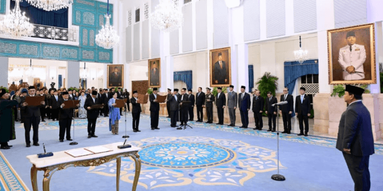 Presiden Prabowo Subianto menyimak secara langsung pengucapan sumpah/janji sejumlah Anggota Komisi Yudisial (KY) untuk masa jabatan tahun 2025–2030 yang digelar di Istana Negara, Jakarta, pada Jumat, 19 Desember 2025.(Presidenri)