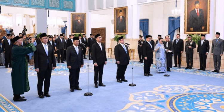 Presiden Prabowo Subianto secara resmi melantik enam Duta Besar Luar Biasa dan Berkuasa Penuh (LBBP) Republik Indonesia untuk negara sahabat di Istana Negara, Jakarta, pada Jumat, 19 Desember 2025.(Presidenri)