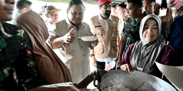 Presiden Prabowo Subianto turut mencicipi menu makan siang yang disiapkan untuk para pengungsi yakni nasi dan ikan tongkol di tenda pengungsian korban bencana di Kabupaten Bireuen, Provinsi Aceh, pada Minggu, 7 Desember 2025. (Presidenri)