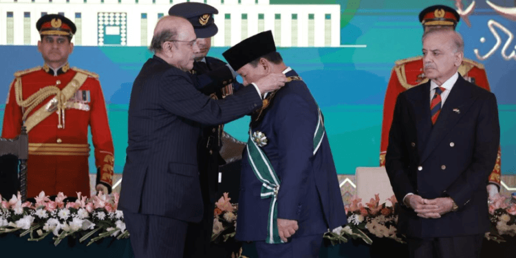 Presiden RI Prabowo Subianto menerima anugerah penghargaan “Nishan-e-Pakistan” dari Presiden Pakistan Asif Ali Zardari, Selasa, 9 Desember 2025.(Presidenri)