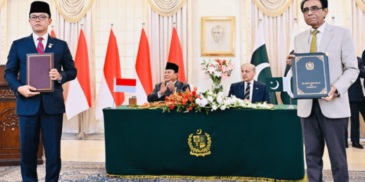 Presiden RI Prabowo Subianto dan PM Pakistan Shehbaz Sharif menyaksikan pertukaran MoU antara kedua negara di kediaman resmi Perdana Menteri (PM) Pakistan di Islamabad pada Selasa, 9 Desember 2025.(Presidenri)
