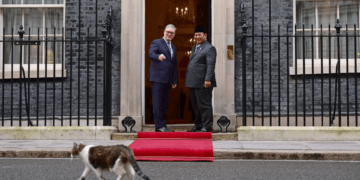 Diplomasi Hangat di Downing Street, Presiden Prabowo Disapa PM Starmer dan Larry the Cat