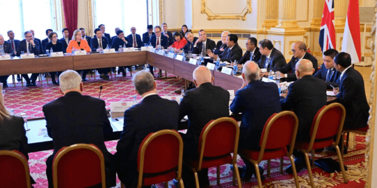 Presiden Prabowo Subianto berbicara pada forum UK-Indonesia Education Roundtable bersama para perwakilan sejumlah universitas di Inggris, pada Selasa, 20 Januari 2026, di Lancaster House, London.(Presidenri)