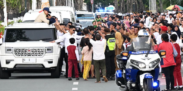 Presiden Prabowo Subianto disambut antusias masyarakat di pinggir jalan saat tiba di Bandar Udara Internasional Sultan Aji Muhammad Sulaiman Sepinggan, Kota Balikpapan, Provinsi Kalimantan Timur, pada Senin, 12 Januari 2026.(Presidenri)