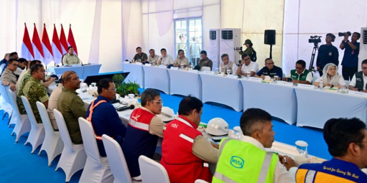 Presiden Prabowo Subianto memberikan arahannya pada rapat terbatas di lokasi pembangunan rumah hunian Danantara di Kabupaten Aceh Tamiang, Provinsi Aceh, pada Kamis, 1 Januari 2026.(Presdenri)