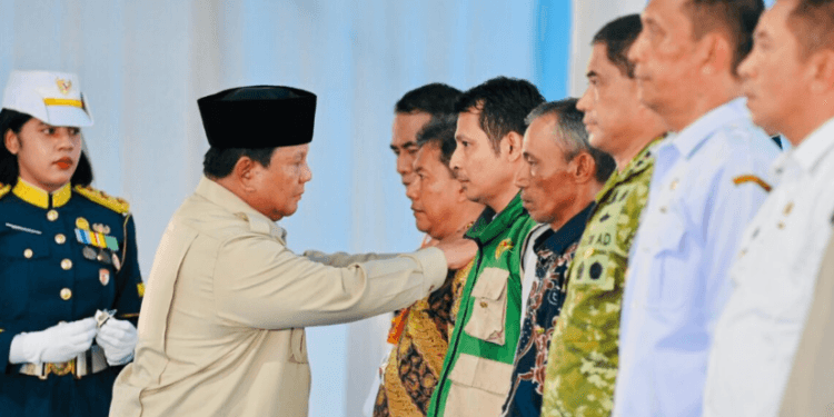 Presiden Prabowo Subianto menganugerahkan Tanda Kehormatan Republik Indonesia kepada sejumlah tokoh dan pelaku di bidang pertanian dan pangan, pada Rabu, 7 Januari 2026.(Presidenri)