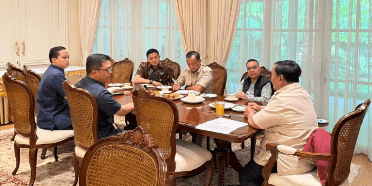 Presiden Prabowo Subianto menggelar pertemuan dengan sejumlah menteri dan pejabat negara pada Jumat, 2 Januari 2026, di kediaman dinas Presiden, Widya Chandra, Jakarta.(Presidenri)