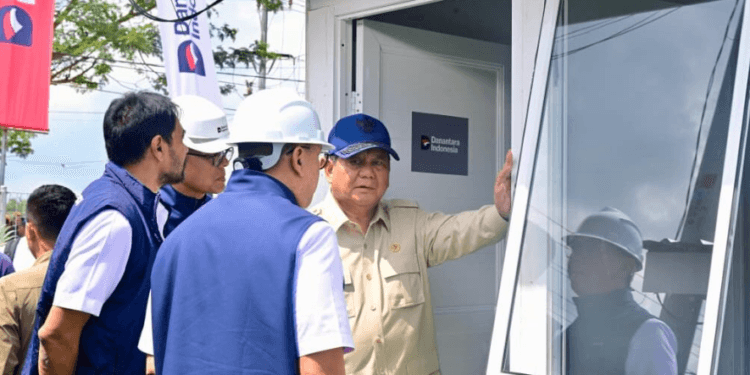 Presiden Prabowo Subianto meninjau lokasi pembangunan rumah hunian Danantara di Kabupaten Aceh Tamiang, Provinsi Aceh, pada Kamis, 1 Januari 2026.(Presidenri)
